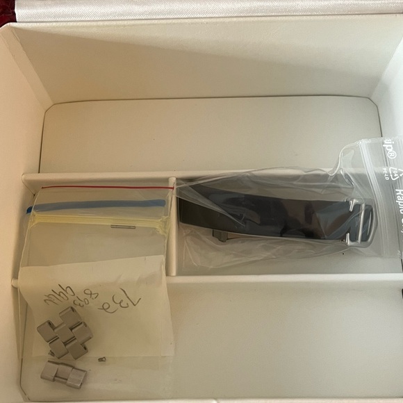 Cartier Women’s Roadster de Cartier Watch🩶 w/ Original boxes & Cleaning Kit - Picture 6 of 16